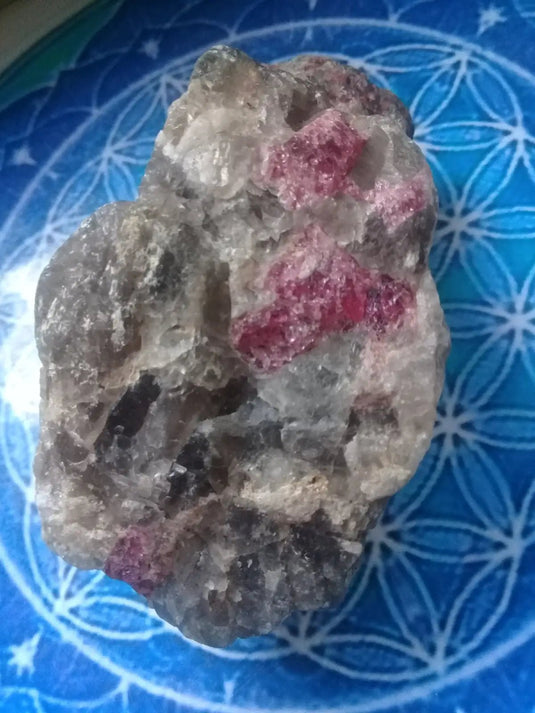 Rubéllite brute sur Quartz fumé Grade A +++ Rubéllite brute sur Quartz fumé