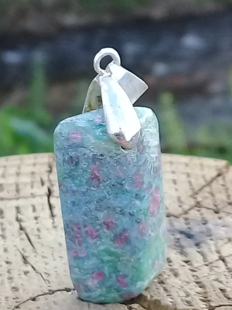 Load image into Gallery viewer, Rubis Fuschite pendentif Grade A +++ (Fourni avec son cordon) Pendentif Rubis Fuschite
