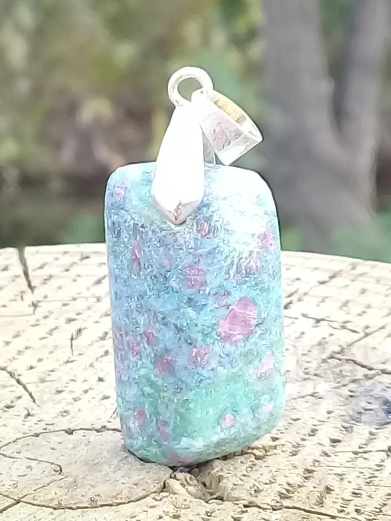 Load image into Gallery viewer, Rubis Fuschite pendentif Grade A +++ (Fourni avec son cordon) Pendentif Rubis Fuschite
