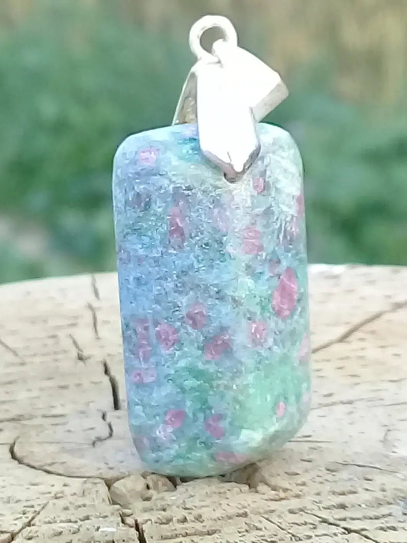 Load image into Gallery viewer, Rubis Fuschite pendentif Grade A +++ (Fourni avec son cordon) Pendentif Rubis Fuschite
