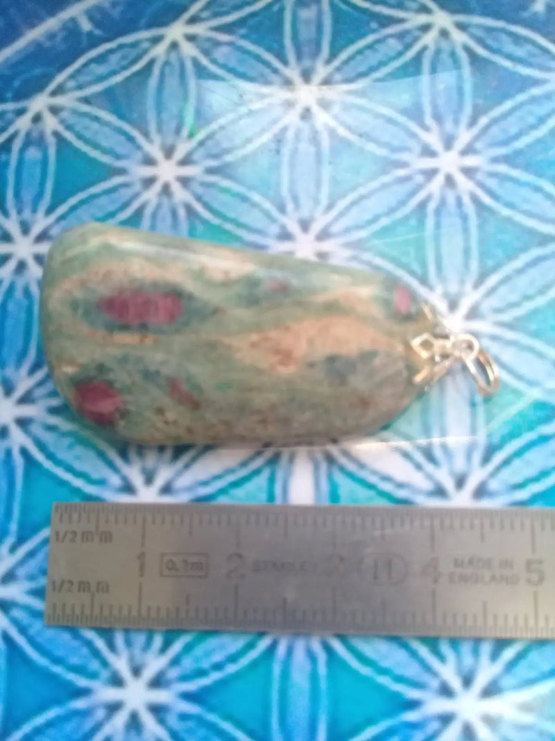 Load image into Gallery viewer, Rubis Fuschite pendentif Grade A +++ (Fourni avec son cordon) Pendentif Rubis Fuschite
