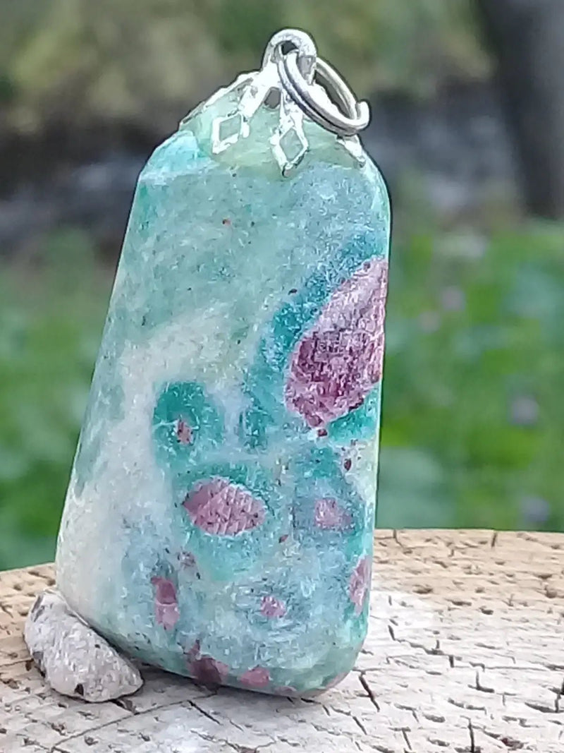 Load image into Gallery viewer, Rubis Fuschite pendentif Grade A +++ (Fourni avec son cordon) Pendentif Rubis Fuschite
