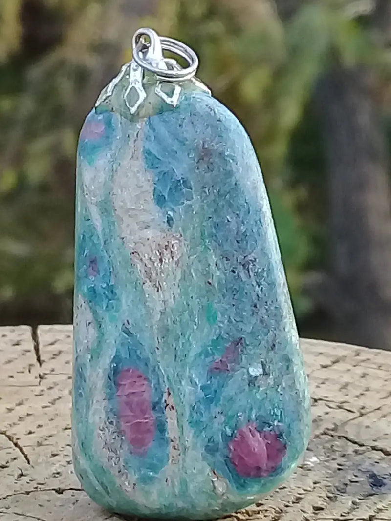 Load image into Gallery viewer, Rubis Fuschite pendentif Grade A +++ (Fourni avec son cordon) Pendentif Rubis Fuschite
