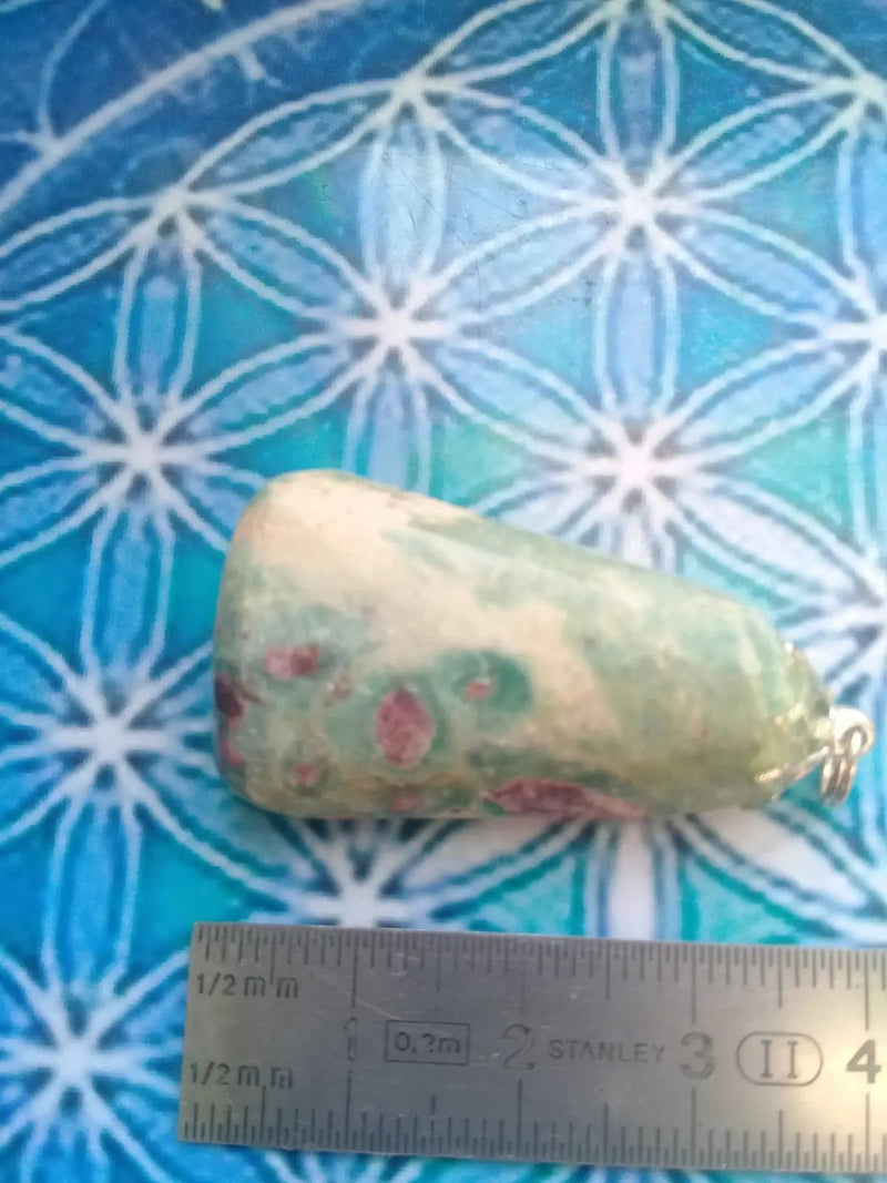 Load image into Gallery viewer, Rubis Fuschite pendentif Grade A +++ (Fourni avec son cordon) Pendentif Rubis Fuschite
