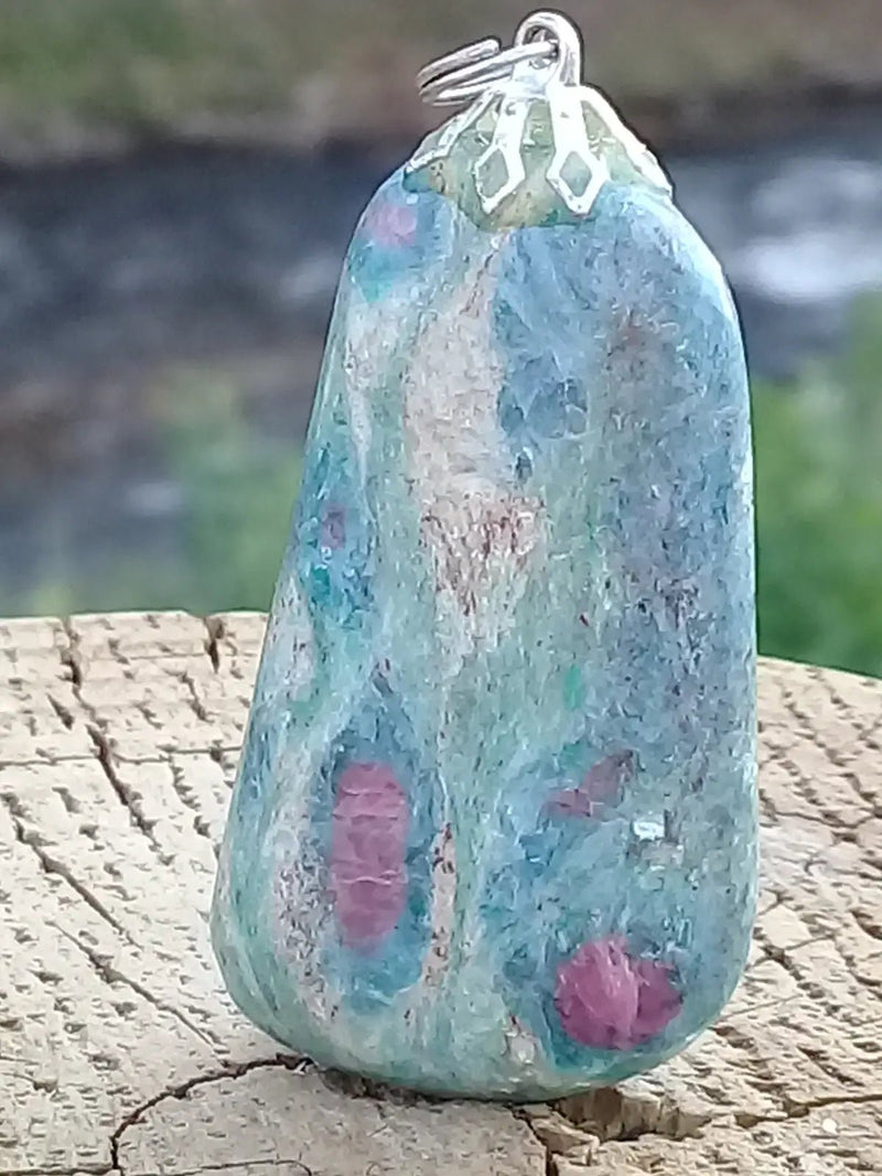 Load image into Gallery viewer, Rubis Fuschite pendentif Grade A +++ (Fourni avec son cordon) Pendentif Rubis Fuschite
