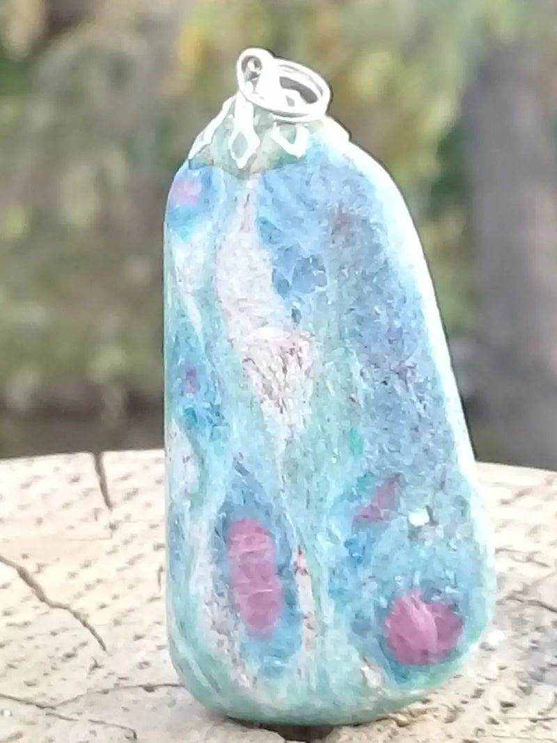 Load image into Gallery viewer, Rubis Fuschite pendentif Grade A +++ (Fourni avec son cordon) Pendentif Rubis Fuschite
