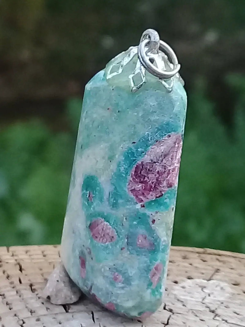 Load image into Gallery viewer, Rubis Fuschite pendentif Grade A +++ (Fourni avec son cordon) Pendentif Rubis Fuschite
