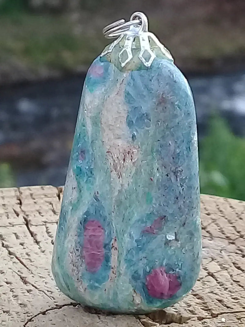 Load image into Gallery viewer, Rubis Fuschite pendentif Grade A +++ (Fourni avec son cordon) Pendentif Rubis Fuschite
