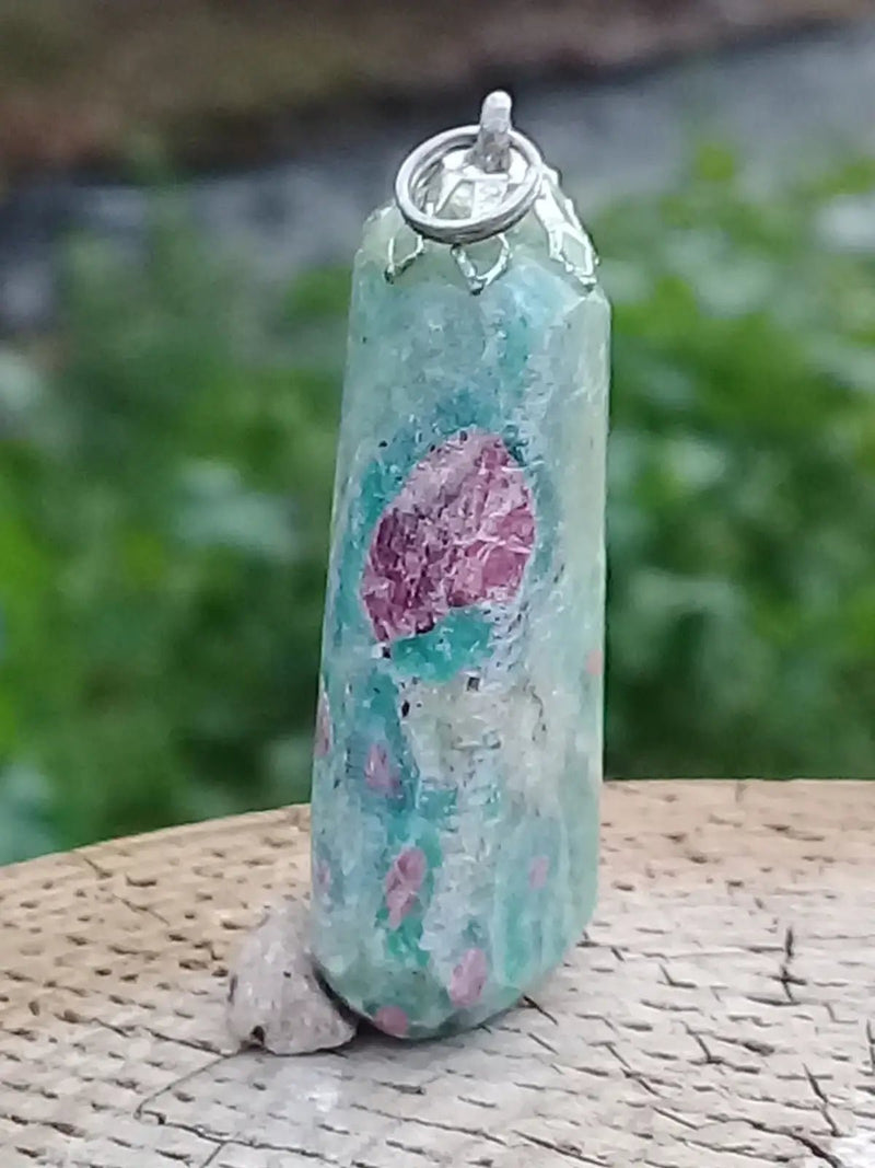 Load image into Gallery viewer, Rubis Fuschite pendentif Grade A +++ (Fourni avec son cordon) Pendentif Rubis Fuschite
