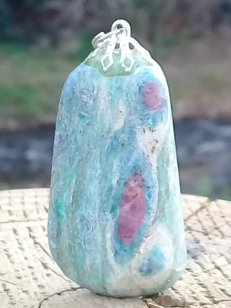 Load image into Gallery viewer, Rubis Fuschite pendentif Grade A +++ (Fourni avec son cordon) Pendentif Rubis Fuschite
