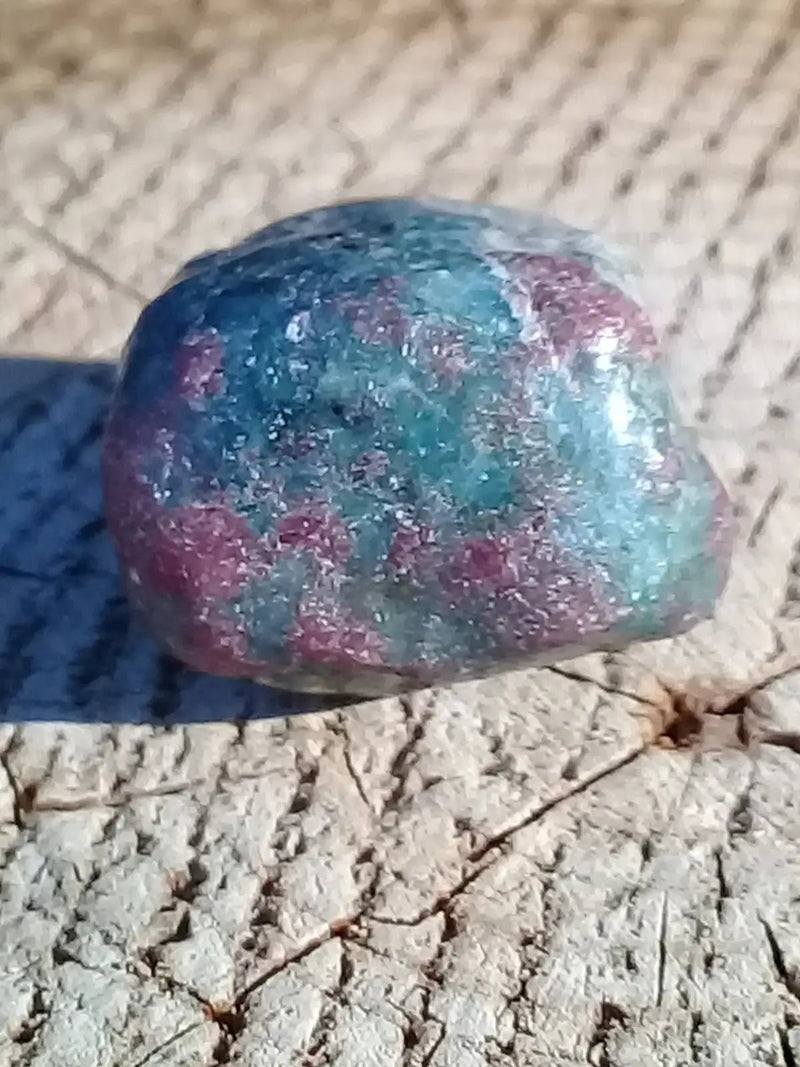 Load image into Gallery viewer, Rubis sur Cyanite pierre roulée Grade A ++++ Rubis sur Cyanite pierre roulée
