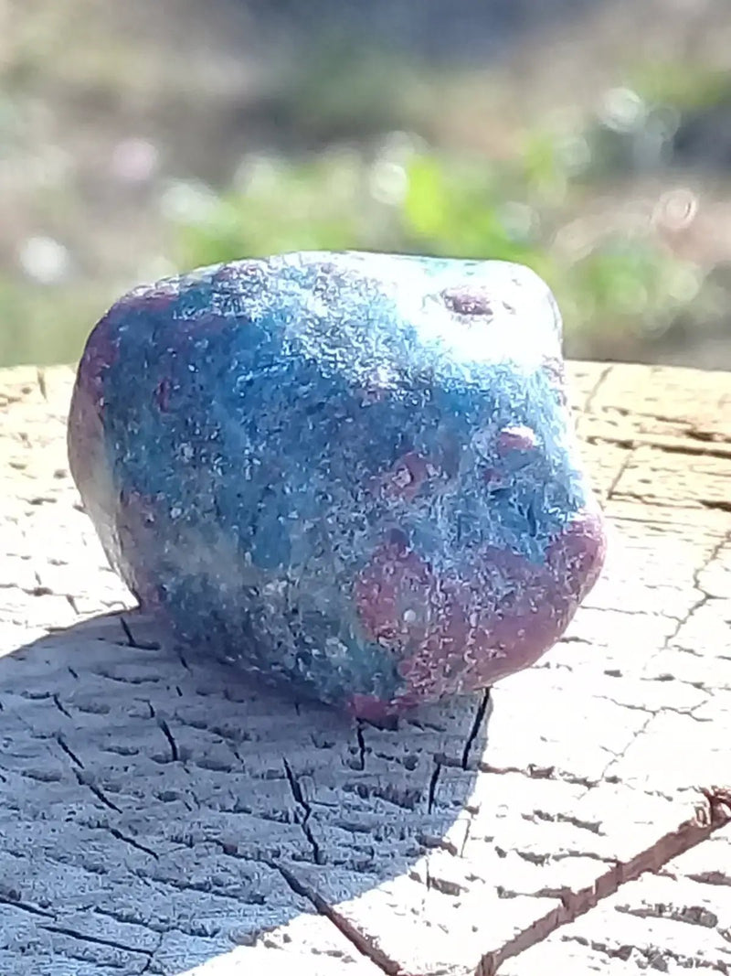 Load image into Gallery viewer, Rubis sur Cyanite pierre roulée Grade A ++++ Rubis sur Cyanite pierre roulée
