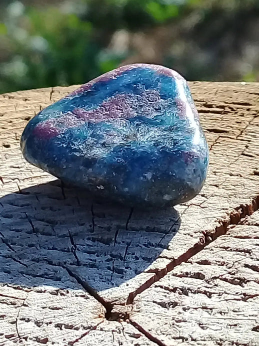 Rubis sur Cyanite pierre roulée Grade A ++++ Rubis sur Cyanite pierre roulée