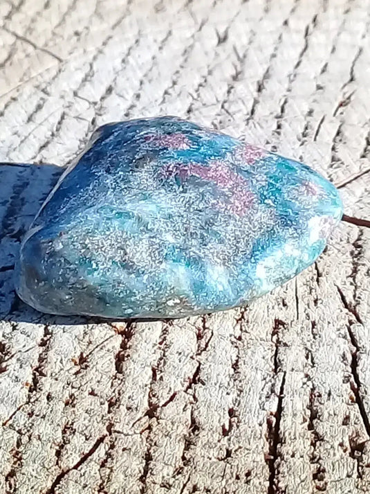 Rubis sur Cyanite pierre roulée Grade A ++++ Rubis sur Cyanite pierre roulée