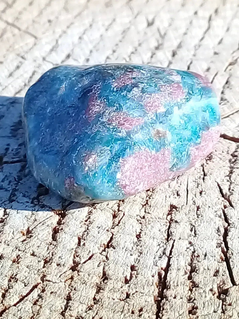 Load image into Gallery viewer, Rubis sur Cyanite pierre roulée Grade A ++++ Rubis sur Cyanite pierre roulée
