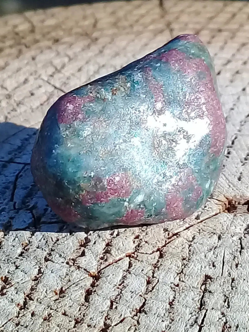 Load image into Gallery viewer, Rubis sur Cyanite pierre roulée Grade A ++++ Rubis sur Cyanite pierre roulée

