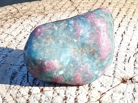 Rubis sur Cyanite pierre roulée Grade A ++++ Rubis sur Cyanite pierre roulée