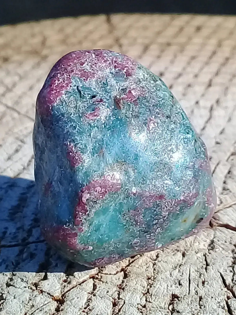 Load image into Gallery viewer, Rubis sur Cyanite pierre roulée Grade A ++++ Rubis sur Cyanite pierre roulée
