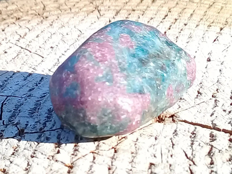 Load image into Gallery viewer, Rubis sur Cyanite pierre roulée Grade A ++++ Rubis sur Cyanite pierre roulée
