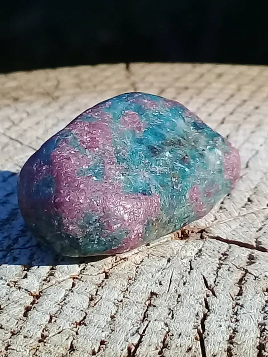 Rubis sur Cyanite pierre roulée Grade A ++++ Rubis sur Cyanite pierre roulée