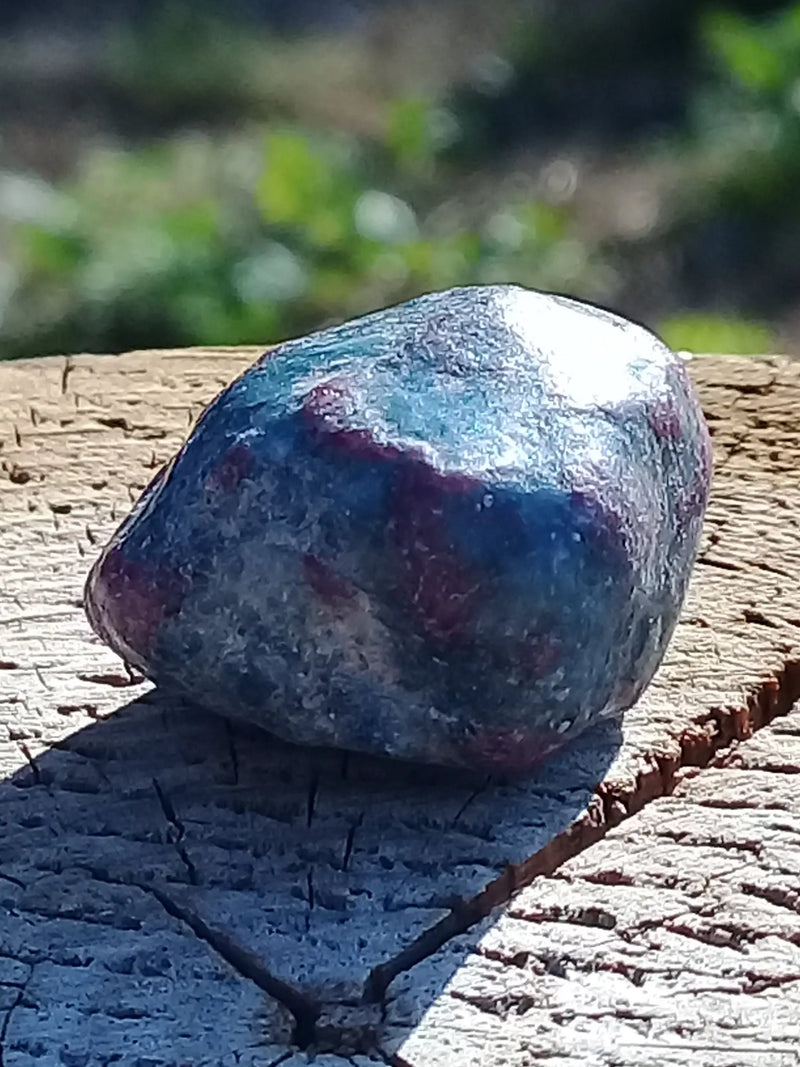 Load image into Gallery viewer, Rubis sur Cyanite pierre roulée Grade A ++++ Rubis sur Cyanite pierre roulée Dans la besace du p&#39;tit Poucet   
