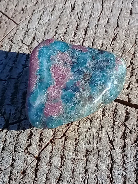 Rubis sur Cyanite pierre roulée Grade A ++++ Rubis sur Cyanite pierre roulée Dans la besace du p'tit Poucet   