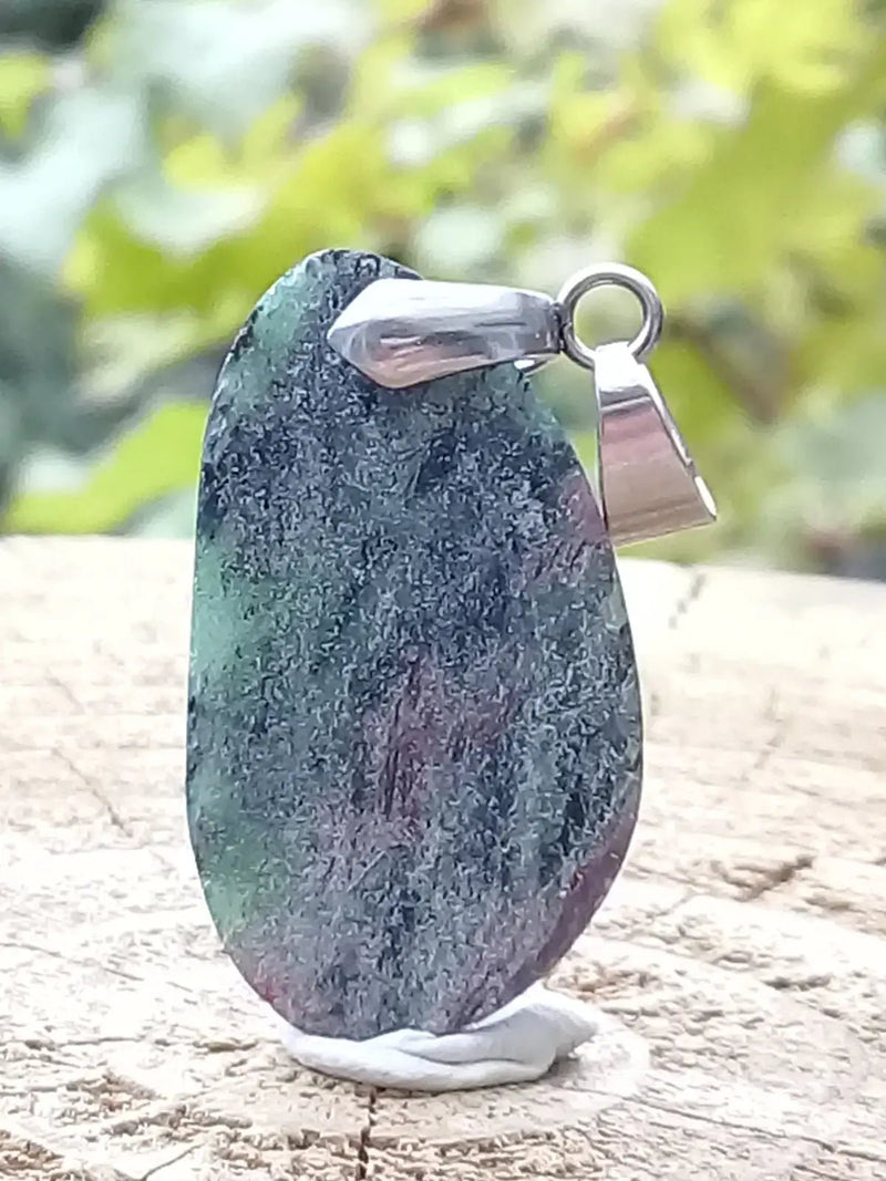 Load image into Gallery viewer, Rubis sur Zoïsite du Pakistan pendentif Grade A++++ Fourni avec son cordon Rubis sur Zoïsite pendentif
