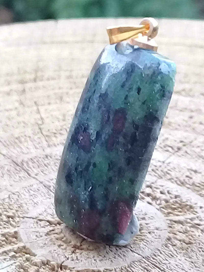 Load image into Gallery viewer, Rubis sur Zoïsite du Pakistan pendentif Grade A++++ Fourni avec son cordon Rubis sur Zoïsite pendentif
