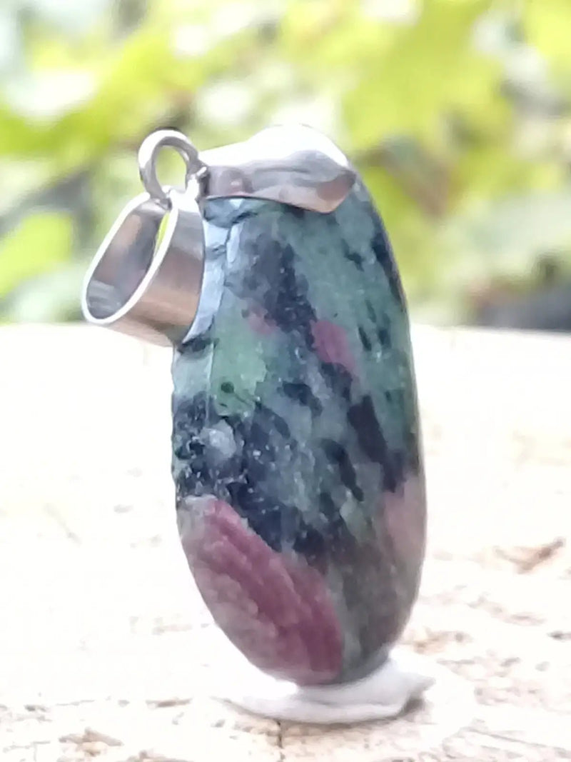 Load image into Gallery viewer, Rubis sur Zoïsite du Pakistan pendentif Grade A++++ Fourni avec son cordon Rubis sur Zoïsite pendentif
