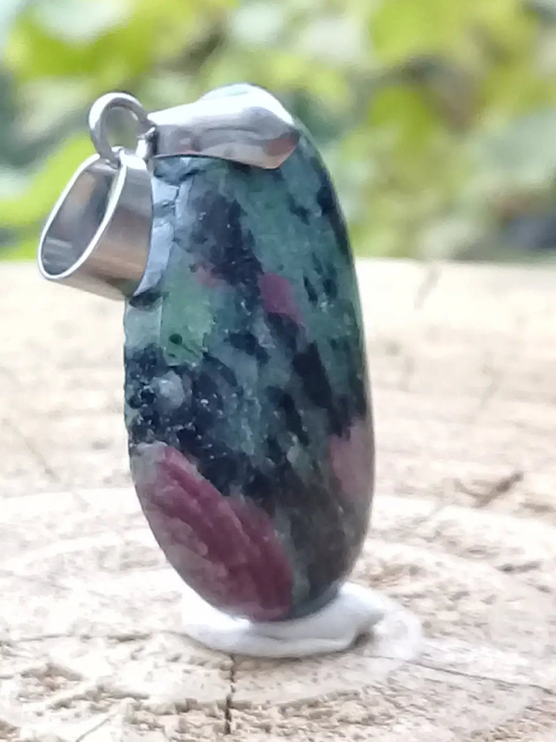 Load image into Gallery viewer, Rubis sur Zoïsite du Pakistan pendentif Grade A++++ Fourni avec son cordon Rubis sur Zoïsite pendentif
