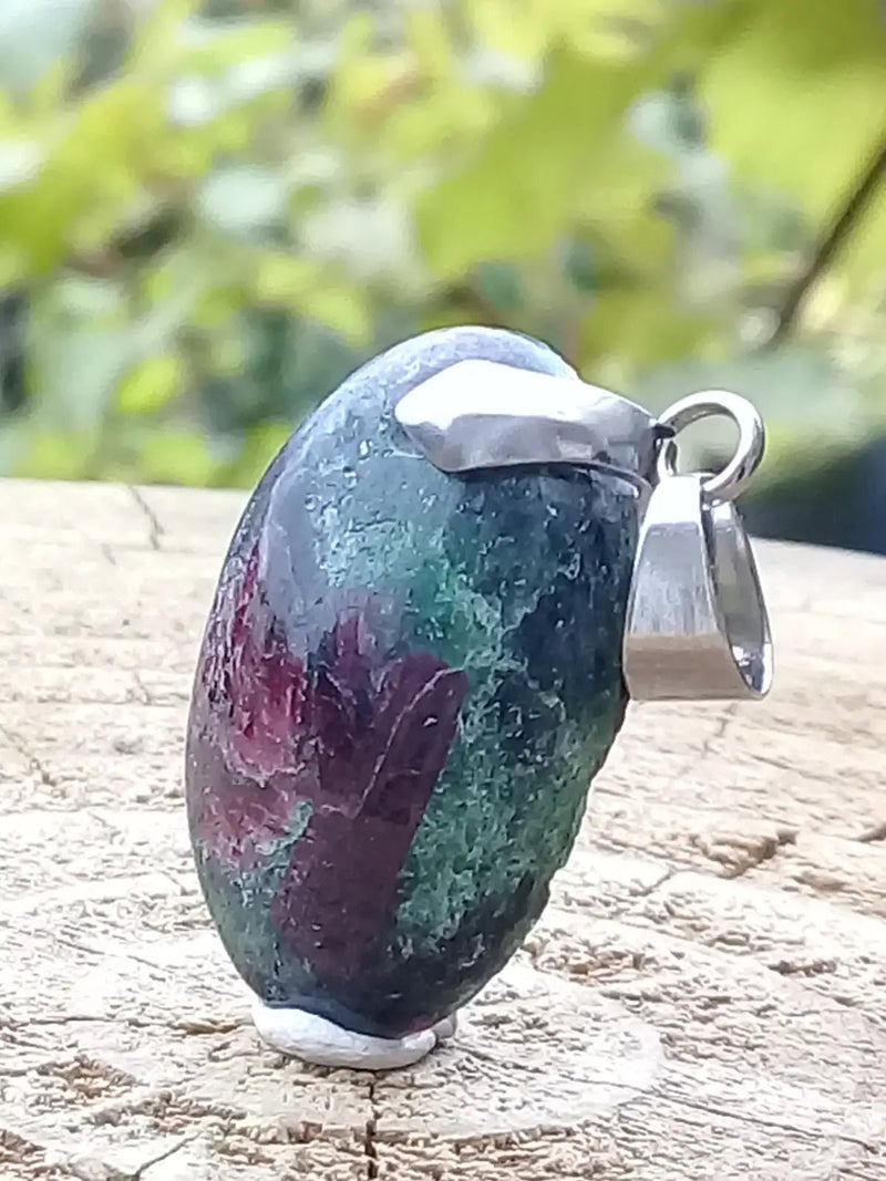 Load image into Gallery viewer, Rubis sur Zoïsite du Pakistan pendentif Grade A++++ Fourni avec son cordon Rubis sur Zoïsite pendentif
