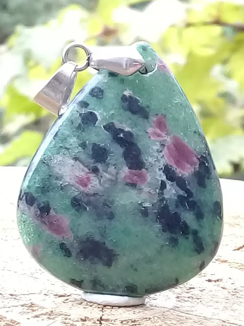 Load image into Gallery viewer, Rubis sur Zoïsite du Pakistan pendentif Grade A++++ Fourni avec son cordon Rubis sur Zoïsite pendentif
