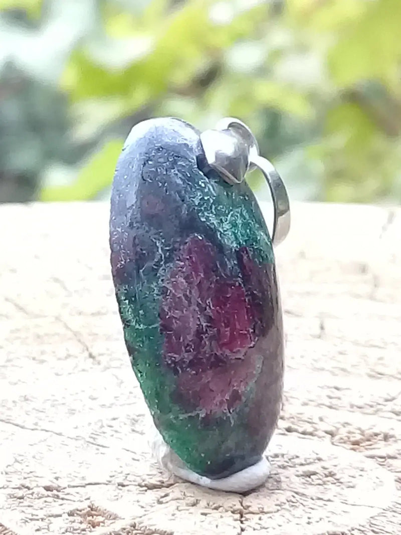 Load image into Gallery viewer, Rubis sur Zoïsite du Pakistan pendentif Grade A++++ Fourni avec son cordon Rubis sur Zoïsite pendentif
