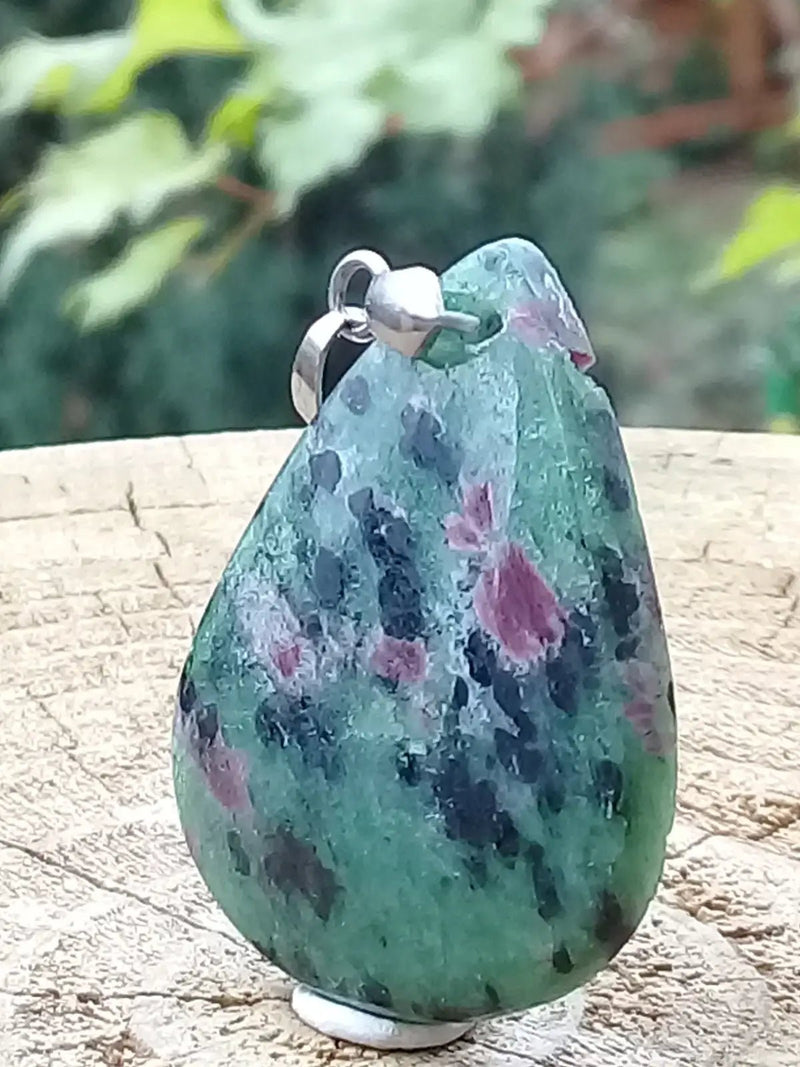 Load image into Gallery viewer, Rubis sur Zoïsite du Pakistan pendentif Grade A++++ Fourni avec son cordon Rubis sur Zoïsite pendentif
