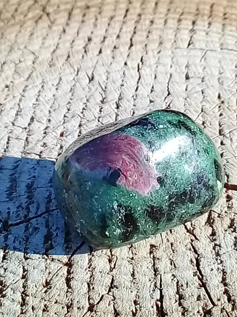 Load image into Gallery viewer, Rubis Zoïsite pierre roulée Grade A ++++
