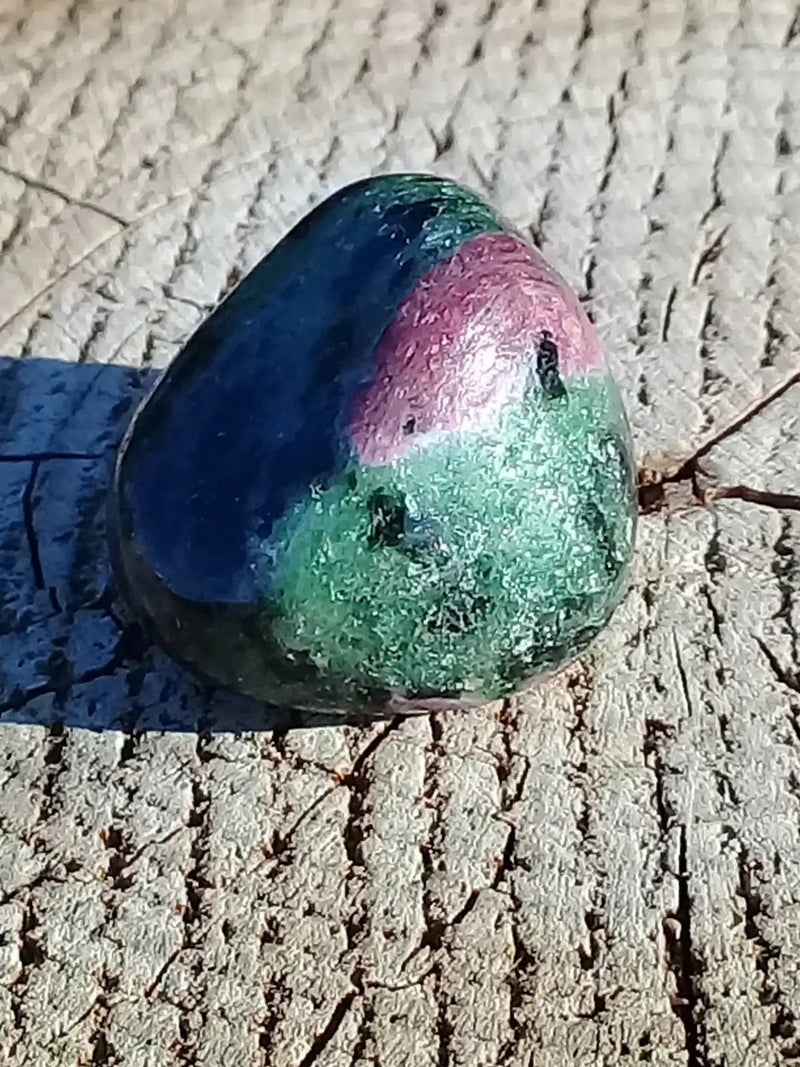 Load image into Gallery viewer, Rubis Zoïsite pierre roulée Grade A ++++ Rubis Zoïsite pierre roulée
