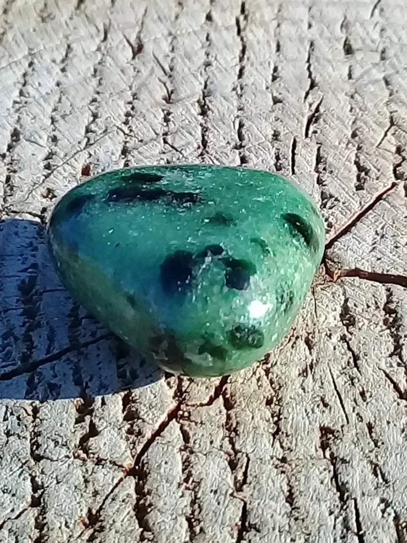 Load image into Gallery viewer, Rubis Zoïsite pierre roulée Grade A ++++ Rubis Zoïsite pierre roulée
