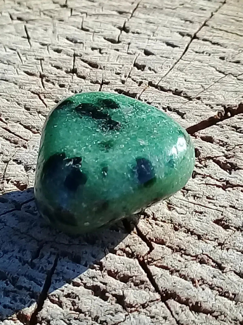 Load image into Gallery viewer, Rubis Zoïsite pierre roulée Grade A ++++ Rubis Zoïsite pierre roulée
