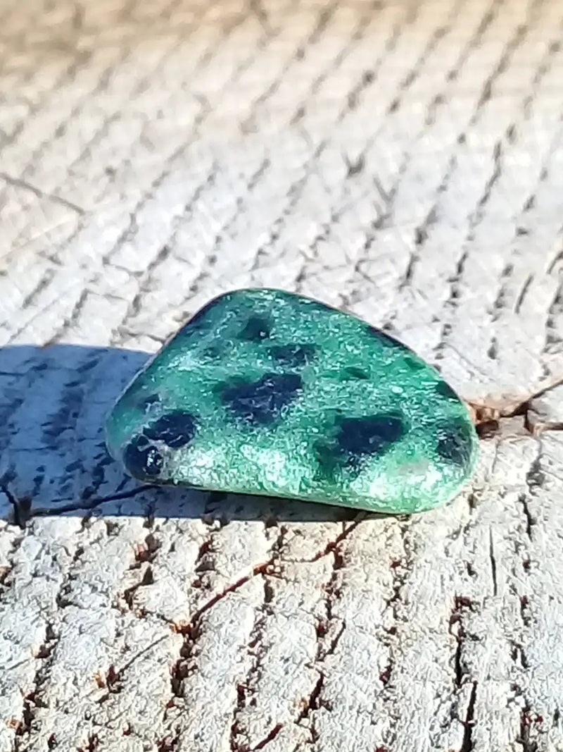 Load image into Gallery viewer, Rubis Zoïsite pierre roulée Grade A ++++ Rubis Zoïsite pierre roulée
