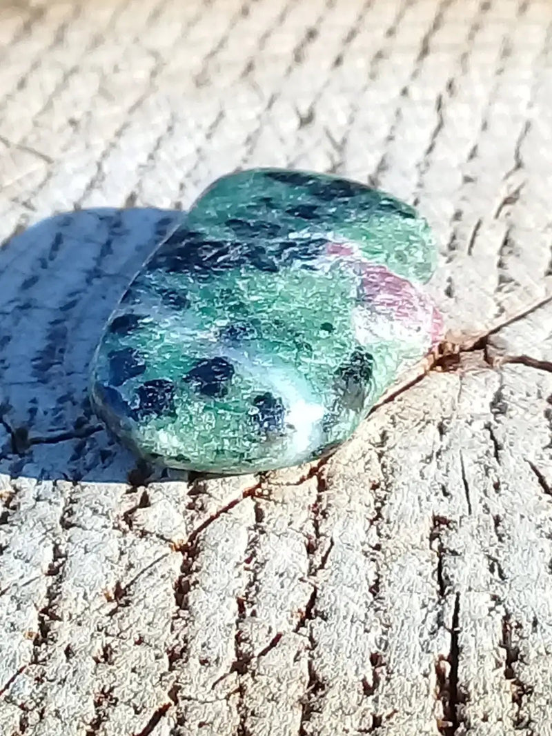 Load image into Gallery viewer, Rubis Zoïsite pierre roulée Grade A ++++ Pendentif Rubis Zoïsite
