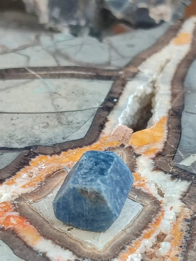 Chargez l&#39;image dans la visionneuse de la galerie, Saphir bleu du Sri Lanka - Pierre brute - Grade Prémium - Pierre de Clarté et d’Intuition Saphir bleu du Sri Lanka
