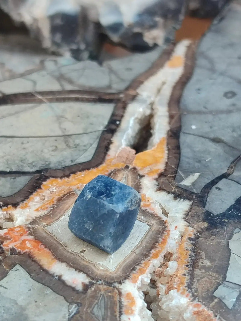 Load image into Gallery viewer, Saphir bleu du Sri Lanka - Pierre brute - Grade Prémium - Pierre de Clarté et d’Intuition Saphir bleu du Sri Lanka
