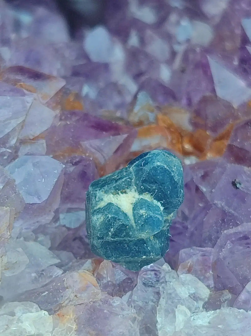 Chargez l&#39;image dans la visionneuse de la galerie, Saphir bleu du Sri Lanka - Pierre brute - Grade Prémium - Pierre de Clarté et d’Intuition Saphir bleu du Sri Lanka
