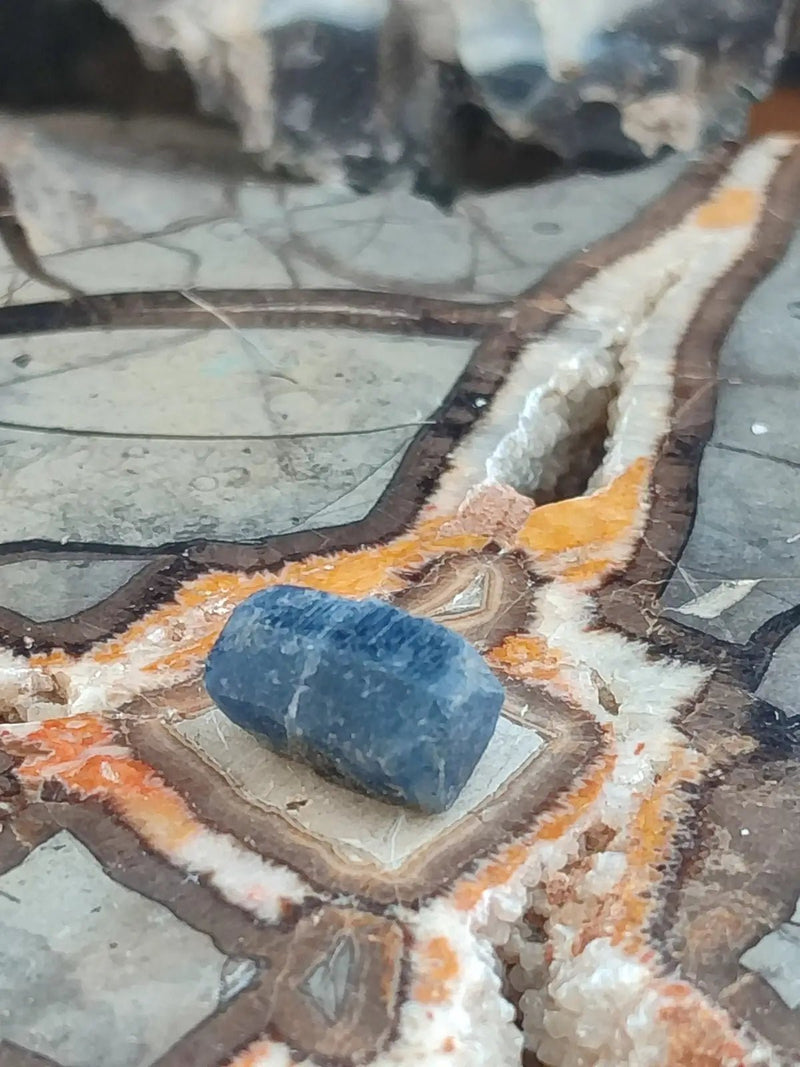 Chargez l&#39;image dans la visionneuse de la galerie, Saphir bleu du Sri Lanka - Pierre brute - Grade Prémium - Pierre de Clarté et d’Intuition Saphir bleu du Sri Lanka
