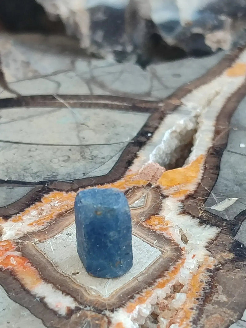 Chargez l&#39;image dans la visionneuse de la galerie, Saphir bleu du Sri Lanka - Pierre brute - Grade Prémium - Pierre de Clarté et d’Intuition Saphir bleu du Sri Lanka
