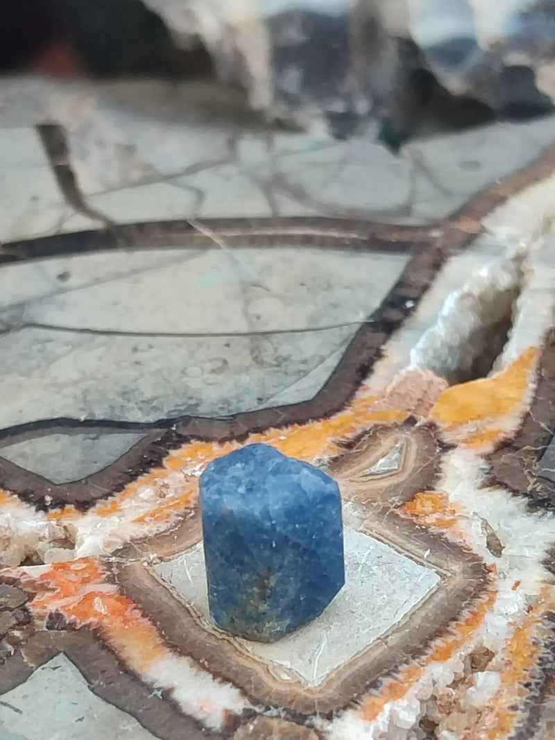 Chargez l&#39;image dans la visionneuse de la galerie, Saphir bleu du Sri Lanka - Pierre brute - Grade Prémium - Pierre de Clarté et d’Intuition Saphir bleu du Sri Lanka
