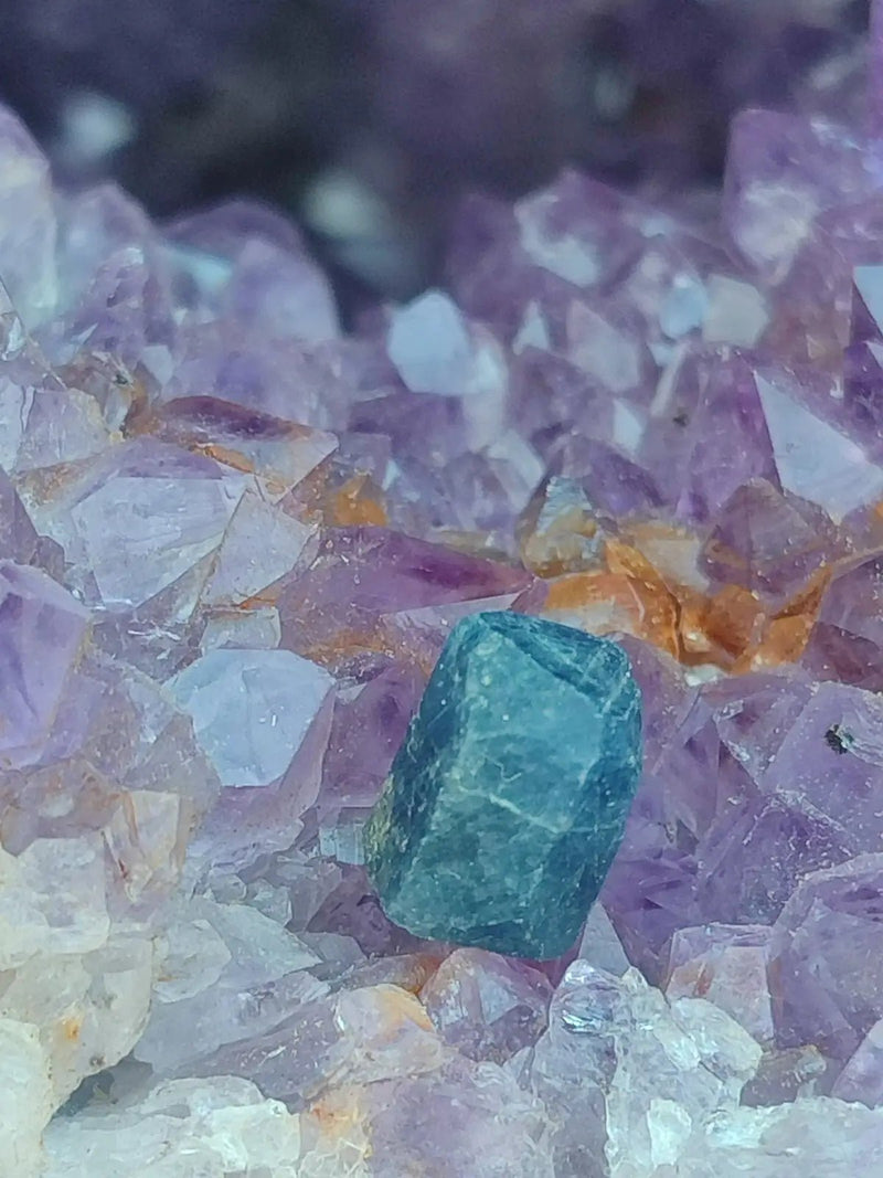 Chargez l&#39;image dans la visionneuse de la galerie, Saphir bleu du Sri Lanka - Pierre brute - Grade Prémium - Pierre de Clarté et d’Intuition Saphir bleu du Sri Lanka
