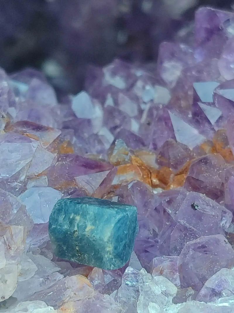 Load image into Gallery viewer, Saphir bleu du Sri Lanka - Pierre brute - Grade Prémium - Pierre de Clarté et d’Intuition Saphir bleu du Sri Lanka
