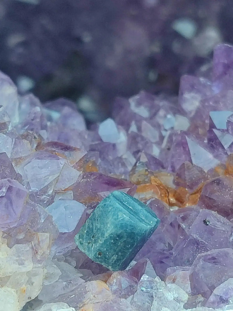 Load image into Gallery viewer, Saphir bleu du Sri Lanka - Pierre brute - Grade Prémium - Pierre de Clarté et d’Intuition Saphir bleu du Sri Lanka
