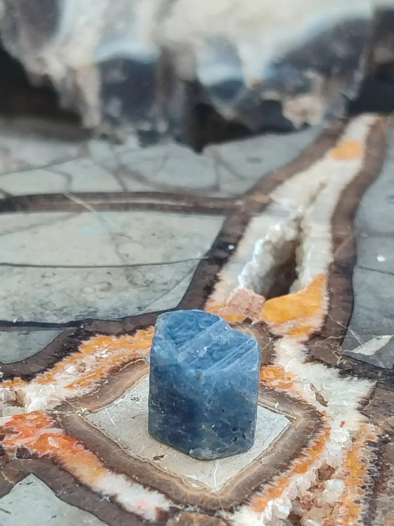 Load image into Gallery viewer, Saphir bleu du Sri Lanka - Pierre brute - Grade Prémium - Pierre de Clarté et d’Intuition Saphir bleu du Sri Lanka
